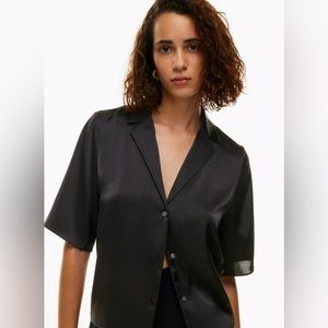 ARITZIA BESO BLACK SATIN SHORTSLEEVE BUTTON UP BLOUSE - Size Small